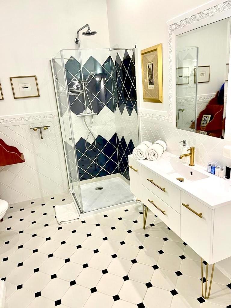 Luxury Suites & Apartments Mondrian Market Square II Varşovia Cameră foto